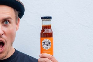 Chilisaucen-Weltmeister Tommy Hlatky mit seiner "BRENNSTOFF Currylicious - Spicy Curry Sauce". Foto: Bernhard Schindler