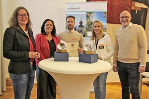 Sport-Stadträtin DI Constance Mochar überreicht den international erfolgreichen Poolbillard-Profis Jasmin und Albin Ouschan in Begleitung von Mama Eveline und Manager Gerald Florian die Sportler-Sonderehrung „Diamant“. Foto: StadtKommunikation