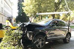 Autofahrer erlitt Herzinfarkt in der Mießtaler Straße und prallte gegen Baum und Gastgarten. Foto: Berufsfeuerwehr Klagenfurt 