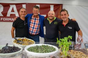 Bürgermeister Christian Scheider mit Organisator Alex Marino und Marktfieranten beim italienischen Fest auf dem Neuen Platz. Foto: StadtKommunikation / Hude