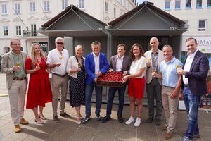 Das Kirschenfest am Neuen Platz erfreut sich großer Beliebtheit. Vertreter des Stadtsenates begrüßten die Gäste und verkosteten die süßen Früchte. Foto: StadtKommunikation / Zechner