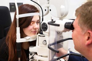 Sehcheck beim Augen- und Kontaktlinsenoptiker. Foto: Bundesinnung der Augenoptiker