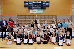 Im Rahmen der Siegerehrung gratulierte Landeshauptmann und Sportreferent Peter Kaiser allen Turnerinnen und Turnern herzlich zu ihren Leistungen. Foto: LPD Kärnten/Wajand