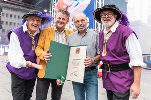 Ehrpfennig der Stadt Klagenfurt für Hannes Mößlacher. Foto: StadtKommunikation / Zangerle