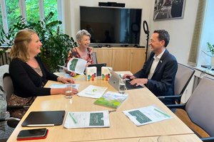 Technologiereferentin LHStv.in Gaby Schaunig empfing Green Tech Valley-Geschäftsführer Bernhard Puttinger und Christina Tekalec, Projektleiterin TopRunner Kärnten 2023+. Foto: Büro LHStv.in Schaunig 