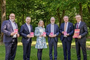 Erwin Smole - Vorstand Stadtwerke Klagenfurt, Michael Koren - Vorstand Kärntner Sparkasse, Iris Binder - Projektleiterin, Bischof Josef Marketz, Superintendent Manfred Sauer und Dir. Ferdinand Bucher - Wiener Städtische. Foto: Trainproduction