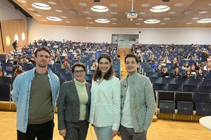 Landesrätin Beate Prettner 2025 mit dem Team von „medBuddy“. Foto: Büro LR.in Prettner