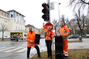 Straßenbau- und Verkehrsreferentin Stadträtin Sandra Wassermann, BA, besichtigte die zwei modernisierten Ampelanlagen in der Innenstadt. Foto: StadtKommunikation / Spatzek