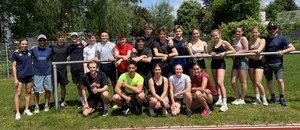 Die erfolgreichen MaturantInnen mit Christina Jellen (ganz links) und den Professoren Peter Umfahrer und Sportkoordinator Tom Lerchster. Foto: LAC-Klagenfurt