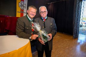 Bürgermeister Christian Scheider gratulierte dem Abwehrkämpferbundes zum 70. Bestandsjubiläum, stellvertretend nahm Landesobmann Hanspeter Traar den Gläsernen Lindwurm entgegen. Foto: StadtKommunikation/Hude