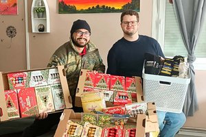 Präsident John Patrick Platzer bei der Übergabe der Spenden in der JUNO. Foto: Soldaten mit Herz