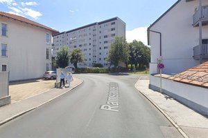 Weißer Audi verursachte Unfall und beging Fahrerflucht. Foto: Google Street View