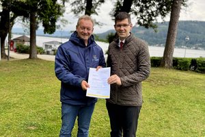Am Foto: LHStv. Martin Gruber (rechts) hat Bürgermeister Gernot Bürger die Förderzusage für den neuen Spielplatz mitgebracht. Foto: Büro LHStv. Gruber