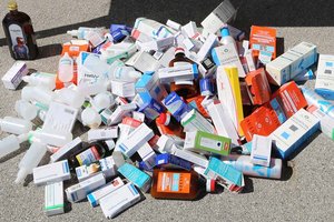 Rund 135 Packungen diverser Arzneiwaren wurden ebenfalls durch den Zoll beschlagnahmt. Foto: BMF/Zoll