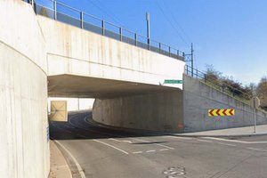 Das Auto krachte gegen das Portal der Unterführung. Foto: Google Street View