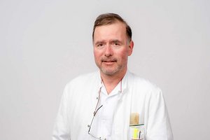 Oberarzt Dr. Walter Müller, MSc, warnt vor der häufig unterschätzen Gefahr eines Flüssigkeitsmangels - insbesondere im Sommer und bei älteren Menschen. Foto: Helge Bauer