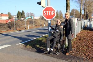 Stadträtin Sandra Wassermann, BA mit Alberto Fellner vom Österreichischen Zivilinvalidenverband beim barrierefreien Zugang zur Druckknopfanlage am Südring. Foto: StadtKommunikation