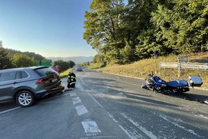 Magdalensberg Straße: Motorrad krachte gegen Auto. Foto: FF Ottmanach