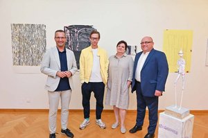 Kulturstadtrat Mag. Franz Petritz, Kulturabteilungsleiter Mag. Alexander Gerdanovits und Stadtgalerieleiterin Mag. Beatrix Obernosterer mit dem Künstler Kevin A. Rausch. Foto: StadtKommunikation/Hronek