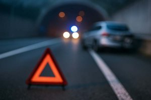 Alkoholisierter Lenker schläft auf der A2 ein und prallt gegen Betonleitwand. Foto: Symbolbild