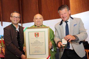 Bürgermeister Christian Scheider und Stadtrat Mag. Franz Petritz bei der Übergabe des Ehrpfennigs an Pfarrer Mag. Johannes Pichler. Foto: SK/Krainz