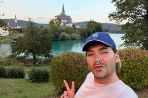 Tokio-Hotel-Star Bill Kaulitz entspannt am Wörthersee, im Hintergund Maria Wörth. Foto: TikTok/Bill Kaulitz