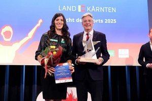 Sportlergala Nacht des Sports 2025, Ehrungen des Kärntner Sportjahres. Magdalena Lobnig und LH Peter Kaiser. Foto: LPD Kärnten/Kuess