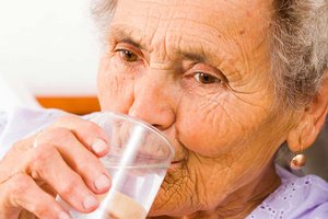 Etwa 17% der PatientInnen, die mit der Diagnose Dehydratation ins Krankenhaus gebracht werden, versterben innerhalb von 30 Tagen nach einer Aufnahme. Foto:  Depositphotos.com/halfpoints 