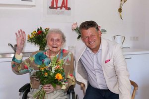 Bürgermeister Christian Scheider besuchte Frau Forstner persönlich, um ihr zum 101. Geburtstag zu gratulieren. Foto: StadtKommunikation / Buchner