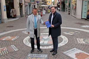 Bürgermeister Christian Scheider und Vizebürgermeister Patrick Jonke bei den Städtepartnerschaftswappen in der Kramergasse. Foto: StadtKommunikation