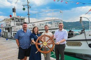 Wirtschafts- und Tourismusreferent Stadtrat Julian Geier mit Bundesministerin Claudia Bauer, „ip media“-Geschäftsführer Gerfried Zmölnig und Wörthersee Schifffahrts-Chef Daniel Dörfler in der Schiffswerft. Foto: StadtKommunikation / Hronek