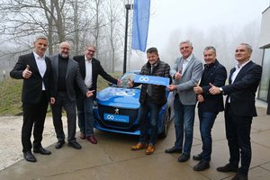 Stellten gemeinsam das neue E-Carsharing-System vor: Matej Cer, Erwin Smole, Bernhard Lamprecht, Christian Scheider, Alois Dolinar, Wolfgang Hafner und Gaspar Ogris-Martic. Foto: StadtKommunikation/Hronek