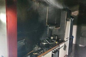 Küchenbrand: Berufsfeuerwehr Klagenfurt rettet Katze aus brennender Wohnung. Foto: Berufsfeuerwehr Klagenfurt