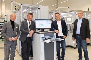 Wirtschaftskoordinator Andreas Fritz MSc. vom Wirtschaftsservice, Bürgermeister Christian Scheider, Nittoku CEO Dipl.-Ing. Richard Werkl und Stadtrat Max Habenicht bei der Betriebsbesichtigung. Foto: StadtKommunikation/Wiedergut