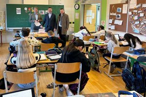 Bürgermeister Christian Scheider und Schulamtsdirektor Dr. Peter Allmaier waren beim Religionstag bei Direktor Bernd Huber und den Schülerinnen und Schülern der privaten Mittelschule St. Ursula zu Gast. Foto: Büro Bürgermeister Scheider