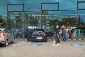 81-Jährige verwechselt Brems- mit Gaspedal und kracht in Geschäft. Foto: Mein Klagenfurt/Archiv