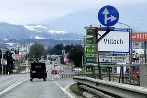 Nach Messerattacke: Ortstafel mit Trauerschleife in Villach. Foto: Mein Klagenfurt