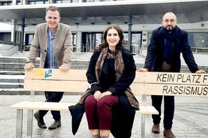 Die ÖH Klagenfurt hat vor der Uni eine Bank gegen Rassismus aufgestellt