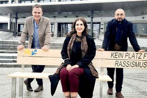 Die ÖH Klagenfurt hat vor der Uni eine Bank gegen Rassismus aufgestellt