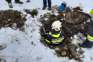 Ein kleines Weihnachtswunder: Katze nach Tagen lebend aus Rohr befreit. Foto: FF St.Thomas