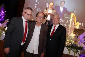 Musikalische Hommage an Udo Jürgens im Konzerthaus Klagenfurt: Andreas Scherwitzl (Bgm. Magdalensberg), Künstler Manfred Bockelmann und LH Peter Kaiser. Foto: LPD/Wajand