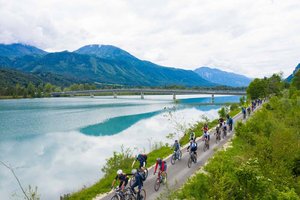 Gruppe von Radfahrern entlang des Drauradweges im Rosental. Foto: Kärnten Werbung GmbH