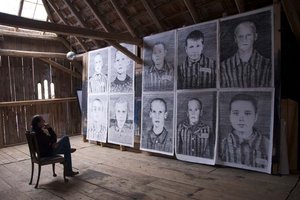 Manfred Bockelmann sitzend mit ersten Portraits. Foto: Heiner Hammerschlag