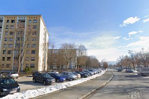 Markierung der Parkplatzflächen in der Fischlsiedlung gefordert. Foto: Google Street View