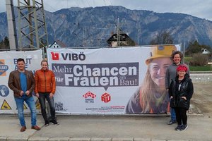 GBH Sekretär Andreas Olivotto, Melanie Müller (stellv. Frauenvorsitzende GBH Kärnten), Peter Moschitz (Betriebsratsvorsitzender der Firma Capita) und GBH-Frauenvorsitzende Domänig Melanie (rechts vorne). Foto: GBH Kärnten