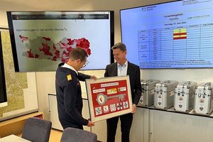 Schlüsselübergabe für das Haus der Sicherheit: LR Daniel Fellner und LFK Rudolf Robin. Foto: Büro Fellner