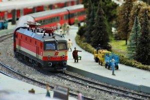 Das Foto zeigt eine Bahnhofszene von Rosenbach auf der Anlage der Modelleisenbahn Kärnten. Foto: Modelleisenbahn Kärnten