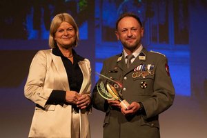 Verteidigungsministerin Klaudia Tanner und Vizeleutnant Johann Kitz. Foto: Gunter Pusch/Bundesheer