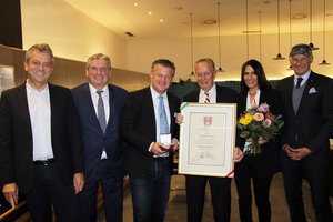 Stadtrat Max Habenicht, Gemeinderat Johann Rebernig, Bgm. Christian Scheider und Gemeinderat Manfred Mertel verliehen Walter Ludescher die Goldene Medaille. Foto: StadtKommunikation/Spatzek