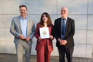 Preisträgerin Sophie Marie Kornsee mit Geschichtsvereinsdirektor Wilhelm Wadl und Landeshauptmann Daniel Fellner. Foto: Geschichtsverein / Heidi Rogy